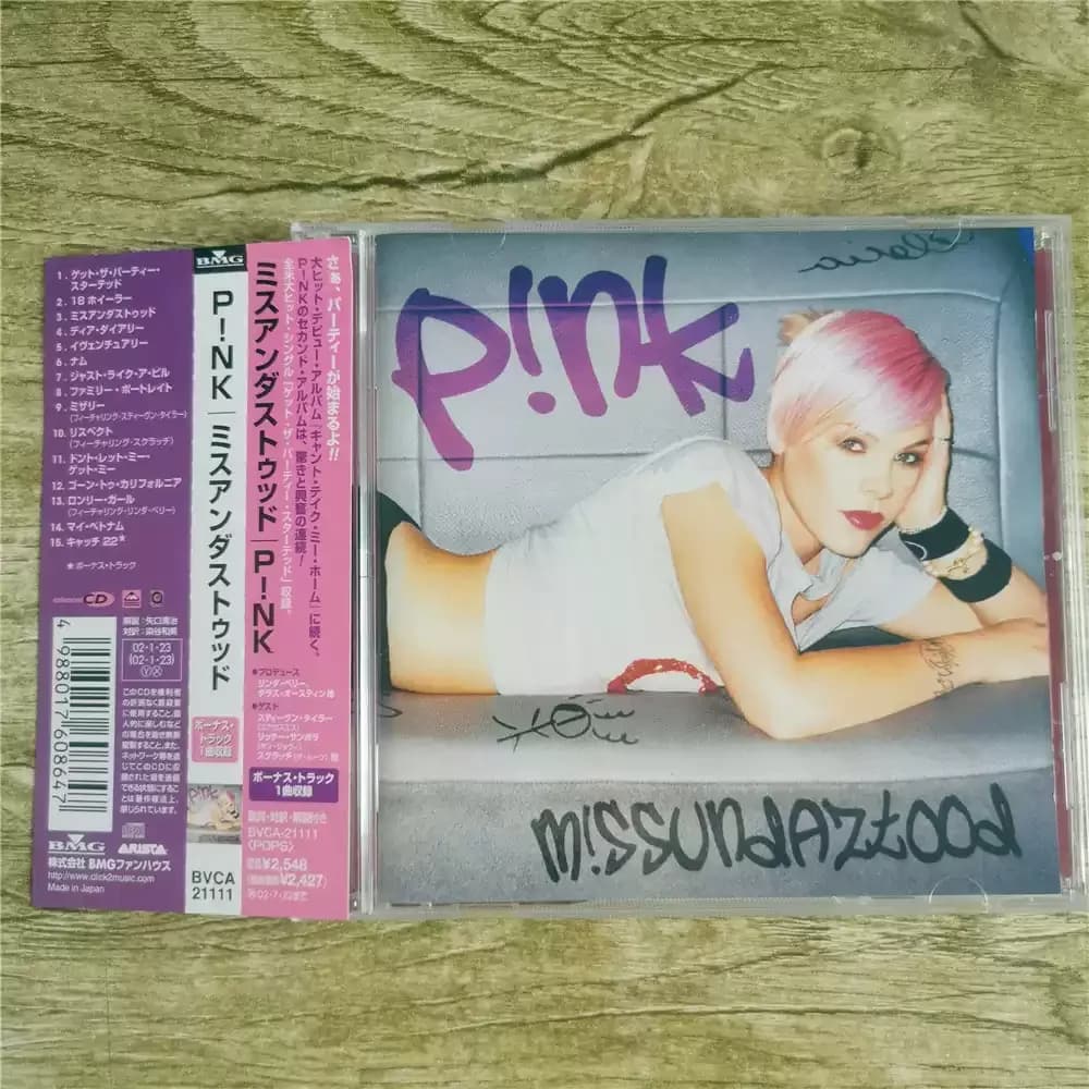 CD PiNK M!ssundaztood lancé en 2001, la version japonaise a ajouté de quelques pistes, qui est P! Al