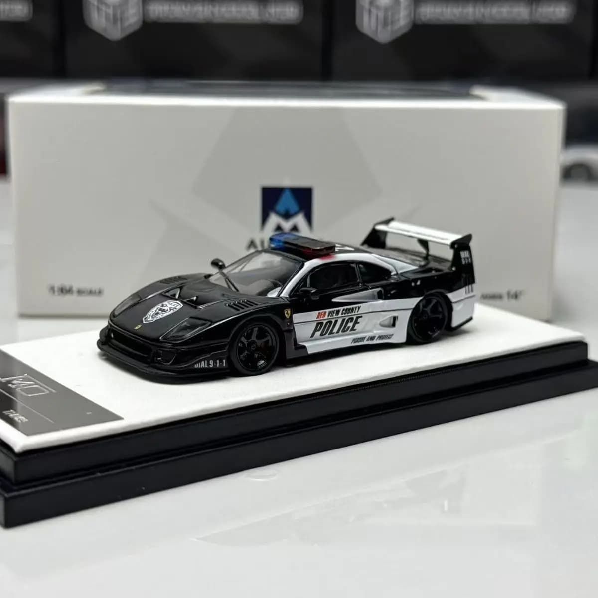 1:64, Jumping Horse F40 RCPD Premium Racing Voiture de police noire et blanche NFS, modèle de voitur