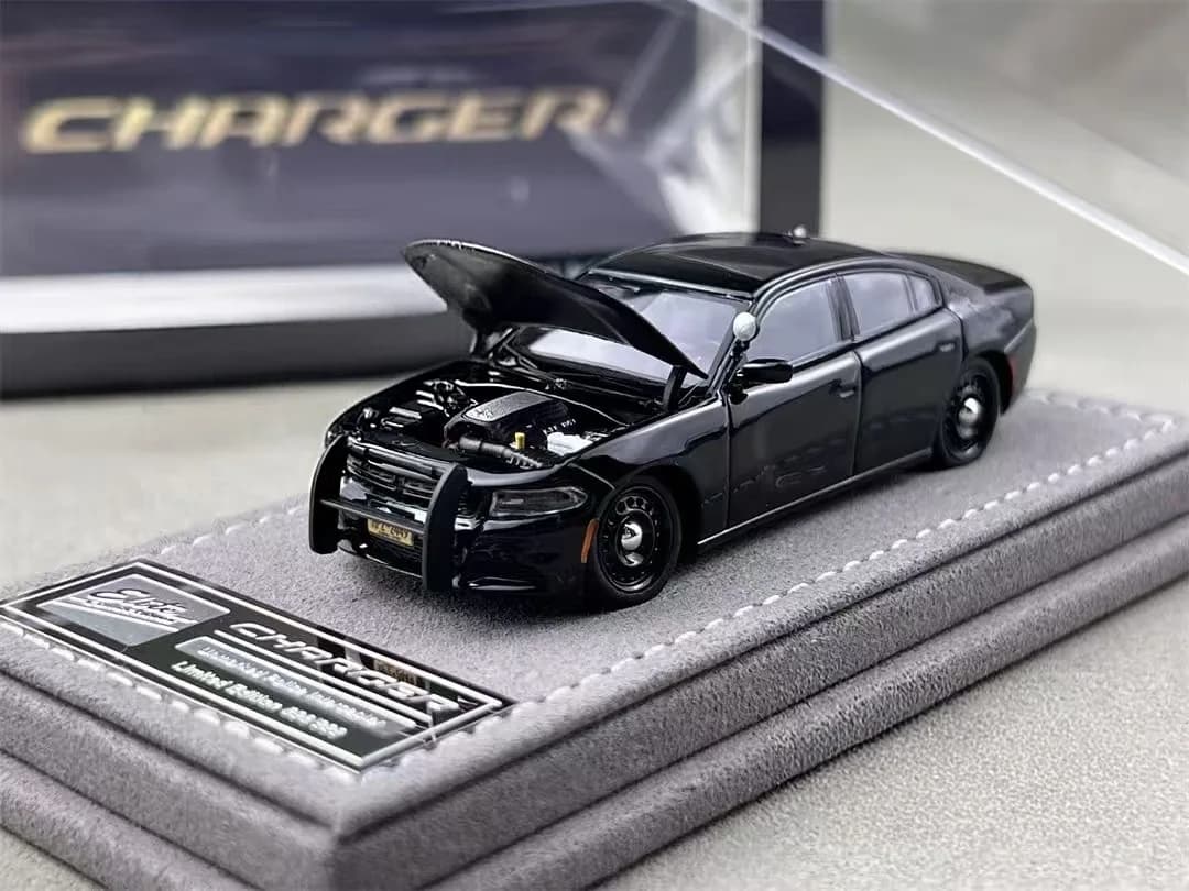 Modèle de voiture en alliage Elite Collectibles 1:64 violet en stock